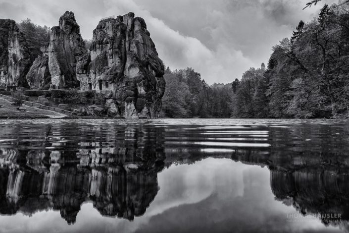 Ostwestfalen-Lippe - Externsteine mit Teich bei Horn-Bad Meinberg in schwarz-weiß
