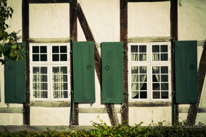 Ostwestfalen-Lippe - Alte Fensterläden mit Fachwerk