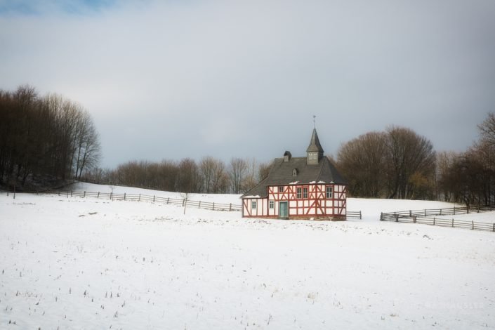 Ostwestfalen-Lippe- Schneelandschaft mit alter Dorf-Schul-Kirche