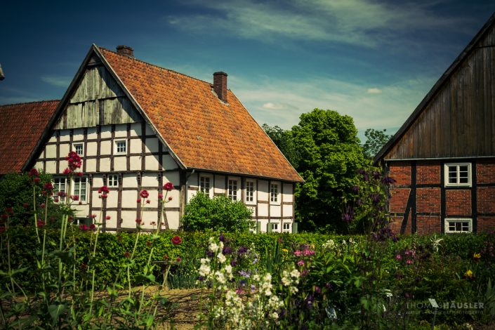 Ostwestfalen-Lippe - Blühender Garten mit alten Häusern