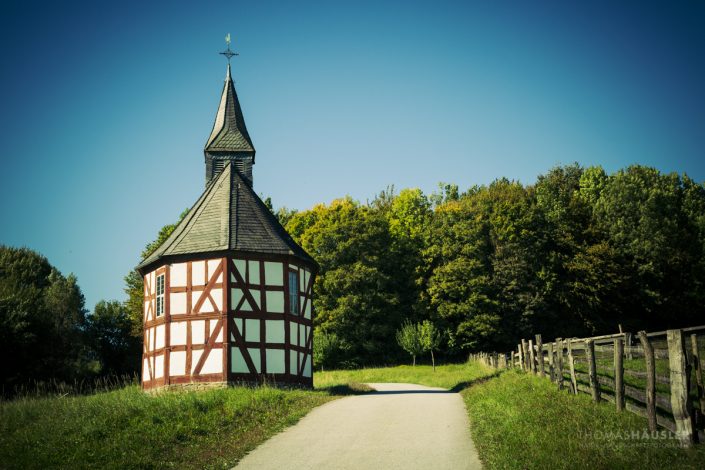 Ostwestfalen-Lippe - Alte Dorfkirche mit integriertem Schulzimmer