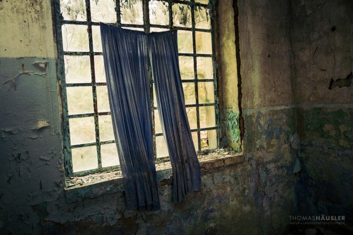 Lost Places - Alte Gardinen vorm Fenster