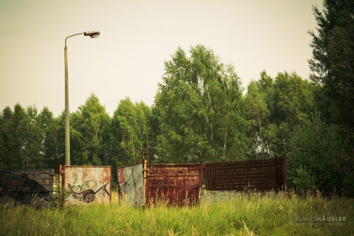 Lost Places - Alte, verrostete Tore auf dem Gelände der russischen Streitkräfte in Brandenburg.