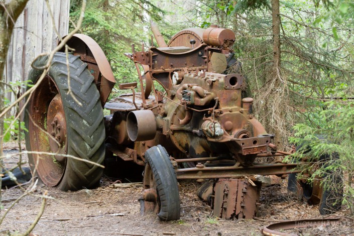 Lost Places - verrosteter alter Traktor