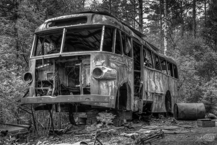 Lost Places - Wrack eines Busses in schwarz-weiss