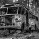 Lost Places - Wrack eines Busses in schwarz-weiss