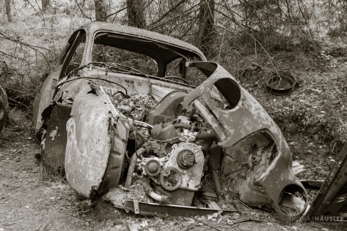 Lost Places - autowrack in schwarz-weiss