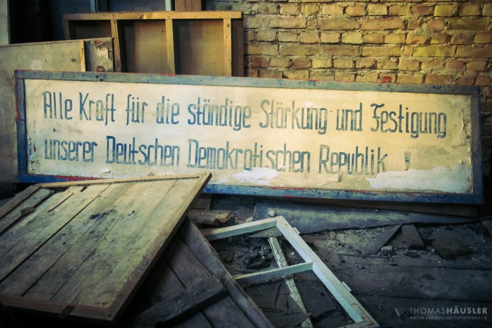 Lost Places - Plakat: Alle Kraft für die ständige Stärkung und Festigung unserer deutschen Demokratischen Republik