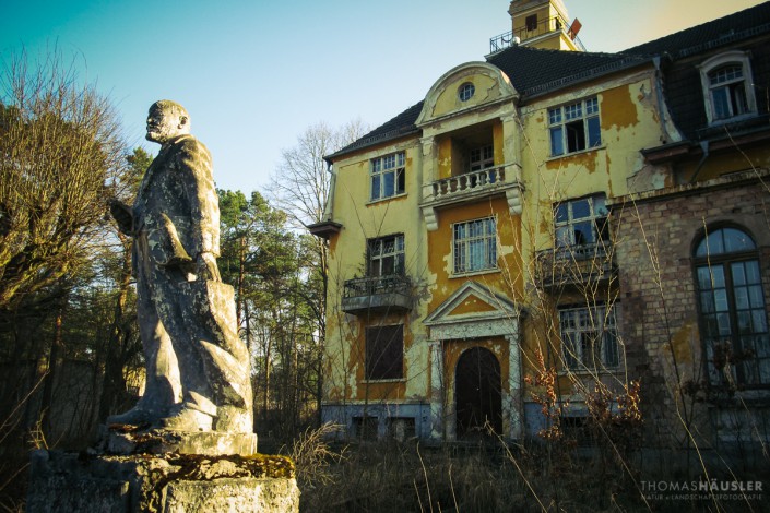 Lost Places - Ein Lenin Denkmal vor einer alten Villa