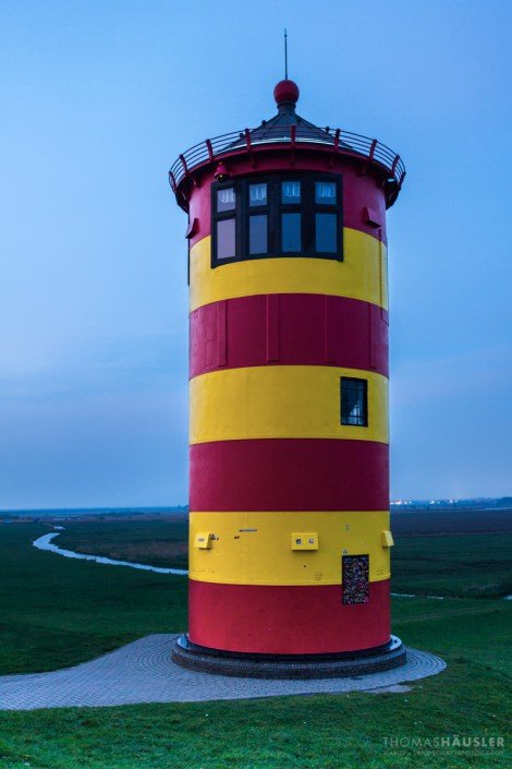 deutschland - Der 1988 erbaute Pilsumer Leuchtturm gilt als Wahrzeichen von Krummhörn - Greetsiel.
