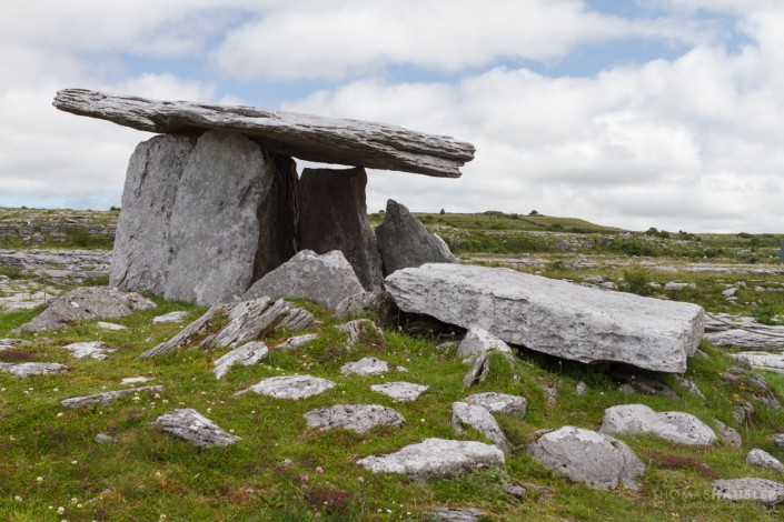 Irland - Das gewaltige Megalithgrab, dessen Alter auf mehr als 6000 Jahre geschätzt wird, verdeutlicht, mit welcher Pracht die Bewohner des Burren schon während der Jungsteinzeit ihre Toten begraben haben.