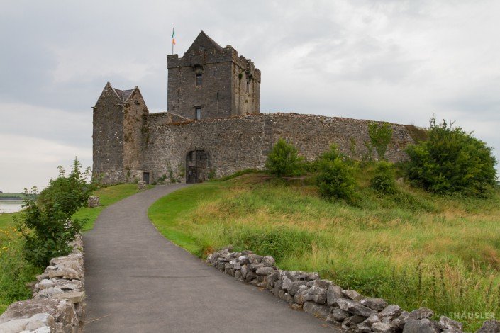 Irland - Das Dunguaire Castle (irisch Caisleán Dhún Guaire) steht bei Kinvara im Süden des County Galway in Irland.