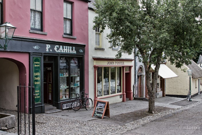 Irland - Strassenzug mit alten Geschäften im Freilichtmuseum Bunratty Castle bei Shannon