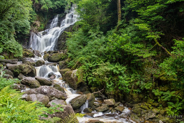 Irland - Der Torc Waterfall (irisch Easach Toirc) ist ein Wasserfall am Fuß des Torc Mountain, ungefähr 8,0 km von Killarney im County Kerry in Irland.